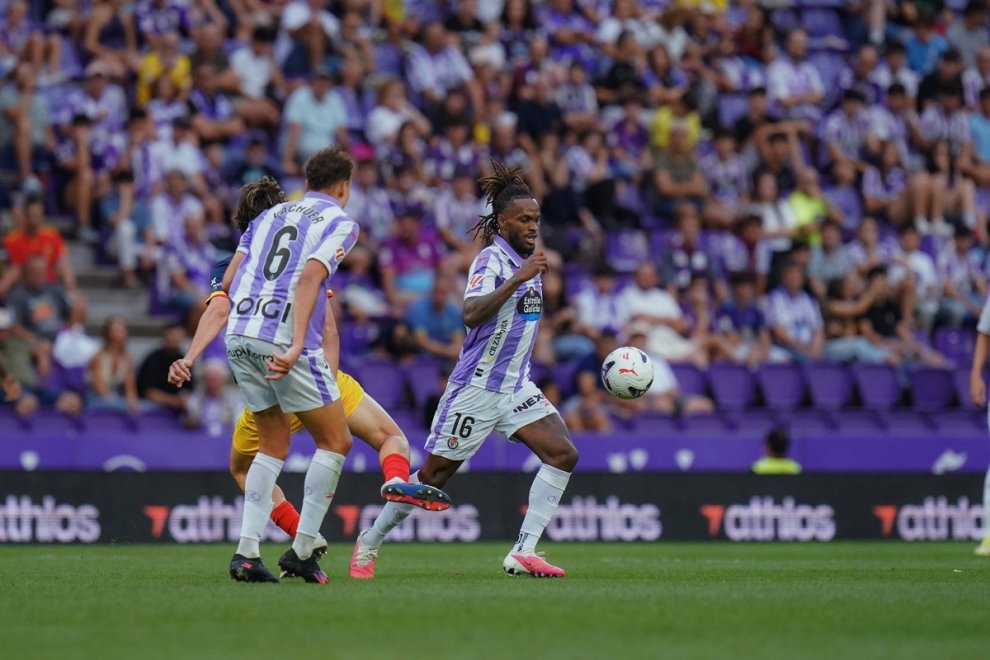 real valladolid with athlos pitch-side banners
